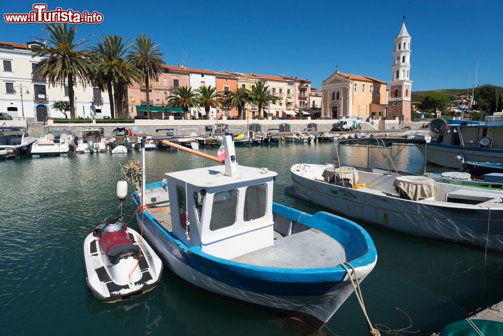 Immagine Barche da pesca e a motore nel pittoresco porto di Scario, frazione di San Giovanni a Piro, Campania.