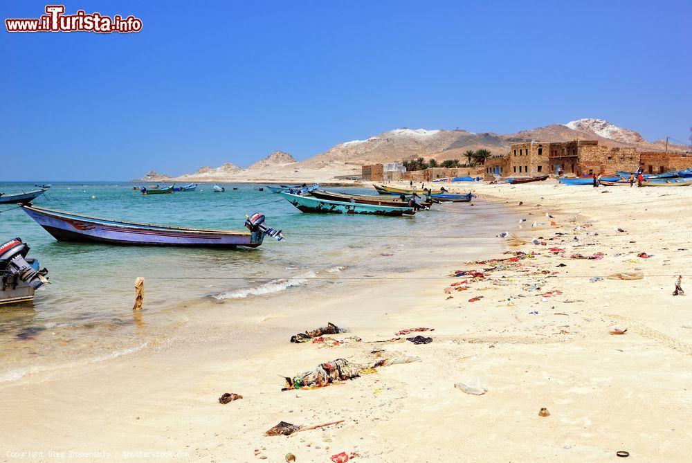 Immagine Barche da pesca in riva a una spiaggia nell'isola di Socotra, Yemen. Siamo nell'Oceano Indiano, poco al largo del Corno d'Africa. Lo Yemen è uno dei paesi più poveri al mondo - © Oleg Znamenskiy / Shutterstock.com