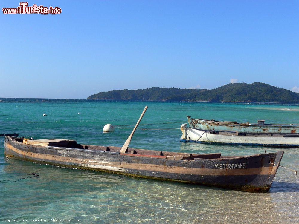 Immagine Barche da pesca nelle acque trasparenti di Cayo Chachauate, arcipelago di Cayos Cochinos (Honduras) - © Dino Geromella / Shutterstock.com