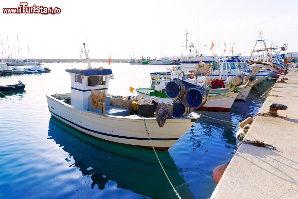 Immagine Barche da pesca ormeggiate al porto di Javea, Alicante, Spagna.
