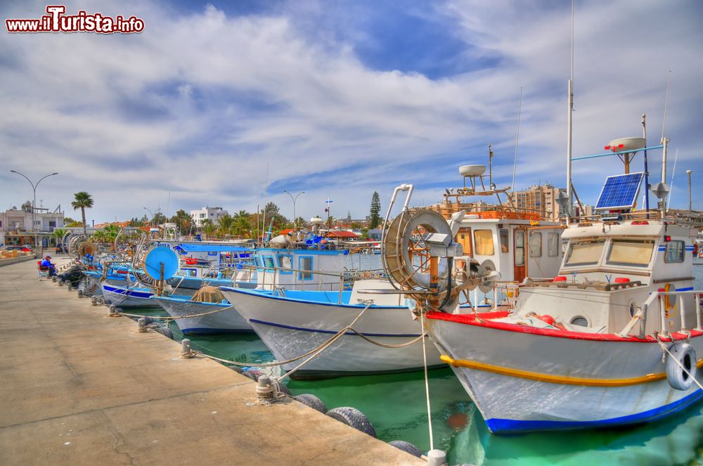 Immagine Barche da pesca ormeggiate alla Marina di Larnaka, isola di Cipro, in una giornata nuvolosa.