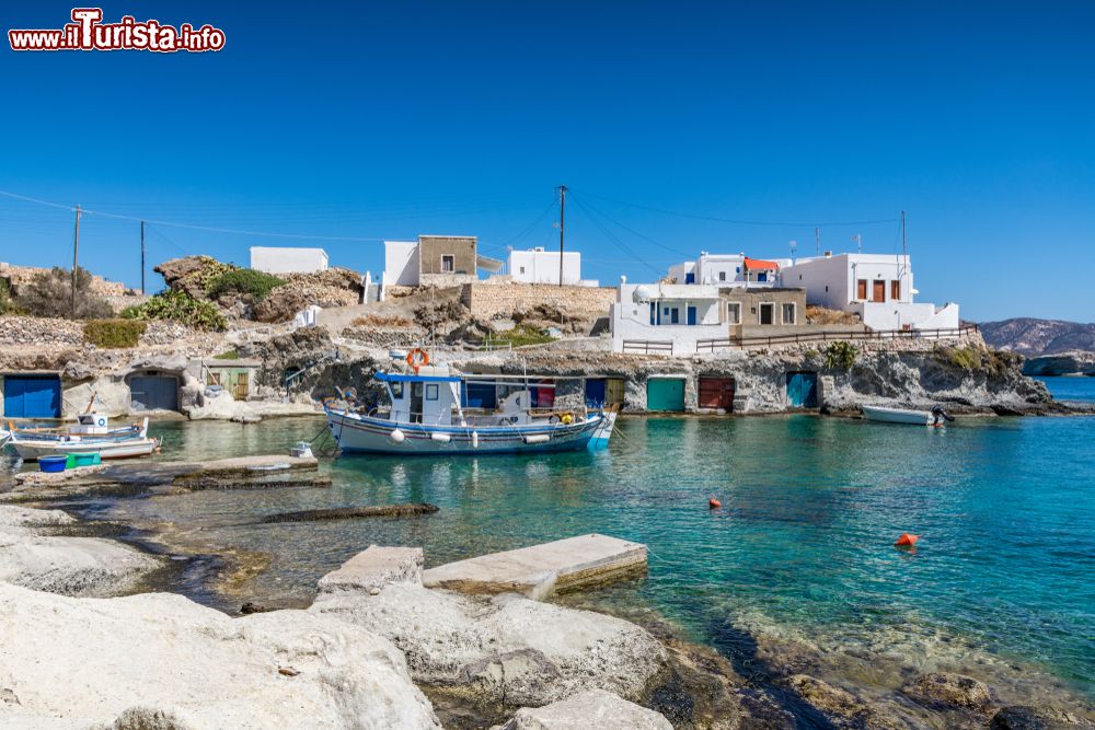 Immagine Barche da pesca ormeggiate lungo la costa dell'isola di Kimolos, Grecia. Kimolos è perfetta per chi è alla ricerca di un territorio delle Cicladi appena sfiorato dal turismo di massa.