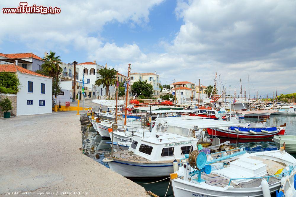 Immagine Barche da pesca ormeggiate nel vecchio porto dell'isola di Spetses, Attica. Quest'isola del Golfo Saronico, è una popolare destinazione turistica anche per il week end - © Lefteris Papaulakis / Shutterstock.com