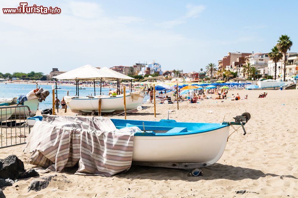 Immagine Barche da pesca ormeggiate su una spiaggia di Giardini Naxos, Messina, Sicilia.