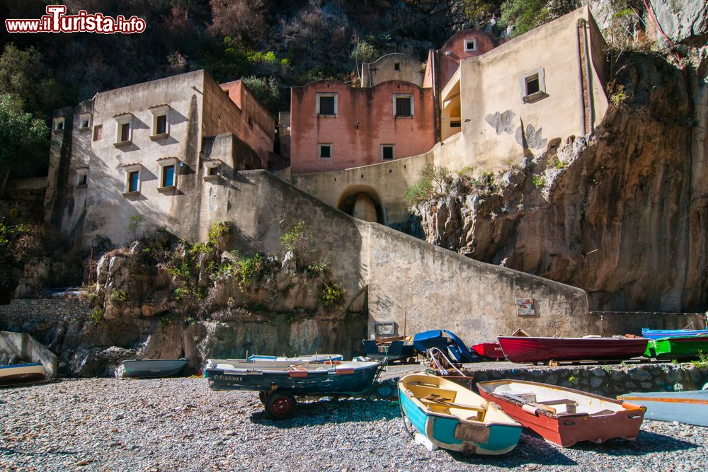 Immagine Barche da pesca ormeggiate sulla spiaggetta del Fiordo di Furore, Campania. Fra gli abitanti celebri di questo grazioso villaggio marinaro ci furono anche Roberto Rossellini e Anna Magnani.