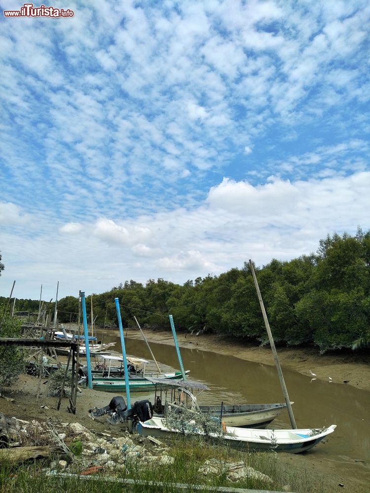Immagine Barche da pesca ormeggiate sulla sponda di un fiume a Tanjung Keramat, Kuala Selangor, Malesia.