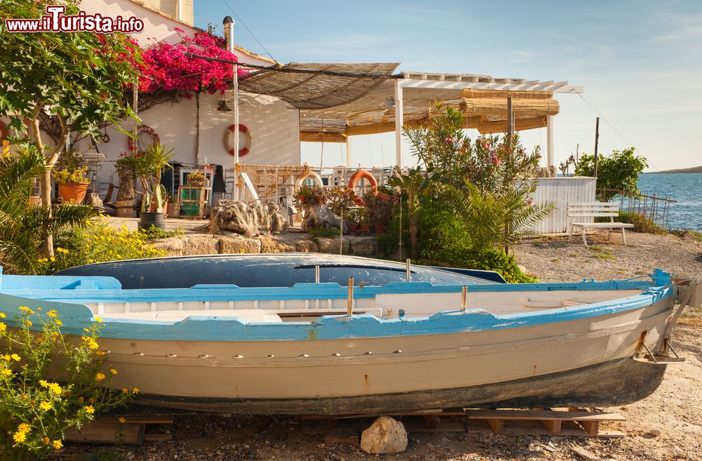 Immagine Barche da pesca sulla spiaggia di Brucoli in Sicilia