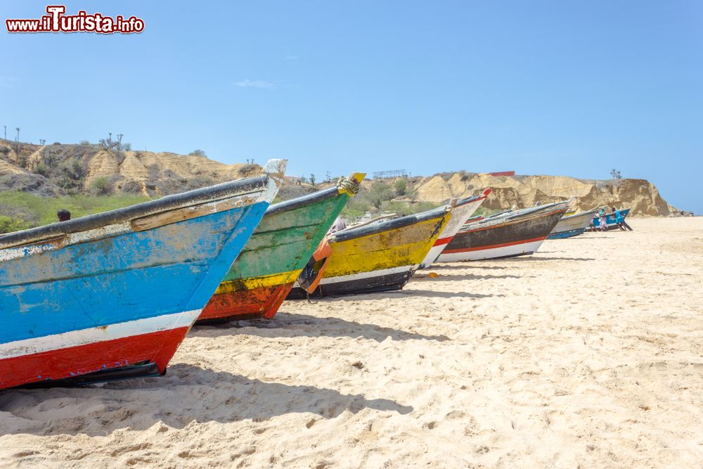 Immagine Barche dei pescatori ancorate sulla spiaggia di Sangano a Luanda, Angola.
