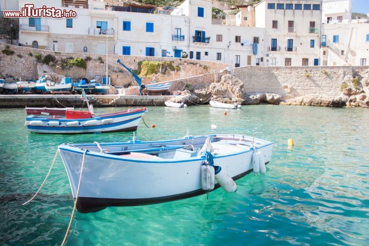 Immagine Barche dei pescatori a Levanzo, Sicilia. Il blu delle finestre delle abitazioni di Levanzo richiama il colore trasparente delle acque che circondano l'isola - © Apelavi / Shutterstock.com