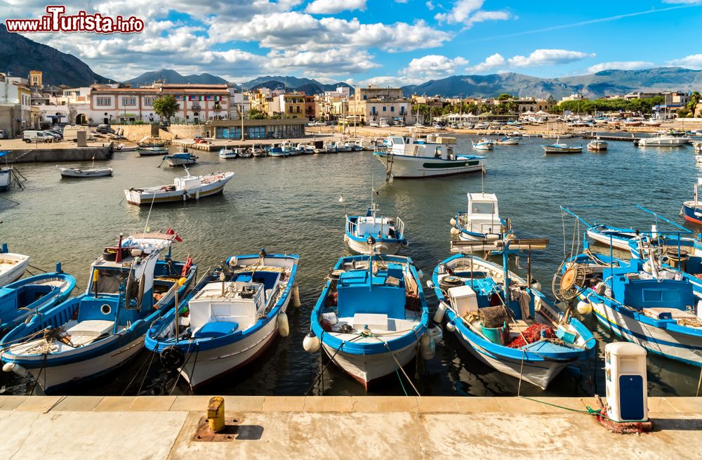 Immagine Barche di pescatori nel porticciolo di Isola delle Femmine in Sicilia