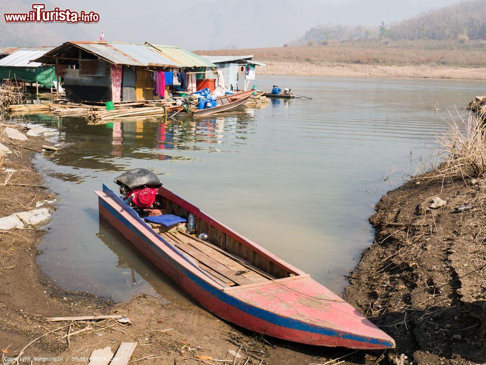 Immagine Barche di pescatori nella riserva di Kang Koh, Lamphun, Thailandia. Siamo nel Mae Ping National Park, all'estremità meridionale della Thanon Thong Chai Range: fondato nel 1981, questo parco è caratterizzato dalla presenza del fiume Ping, dalla cascata di Koh Luang e dai prati di Thung Kik-Thung Nangu - © Nungning20 / Shutterstock.com