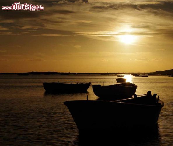 Immagine Barche di pescatori ormeggiate a Cacela Velha, sud del Portogallo - Un suggestivo tramonto su questa località costiera del Sotavento Algarvio all'interno dell'area oggi compresa nel Parque Natural da Ria Formosa. La cittadina presenta i segni di occupazione e attività ittiche di lunga data © AngeloDeVal / Shutterstock.com