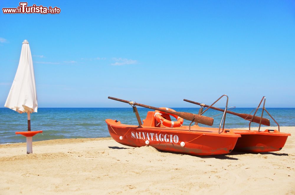 Immagine Barche di salvataggio sul lungomare di San Vincenzo, Toscana.