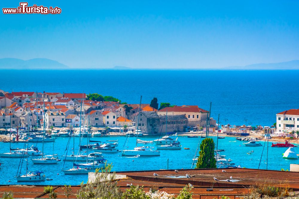 Immagine Barche e imbarcazioni ormeggiate nella baia di fronte alla città di Primosten, Croazia.