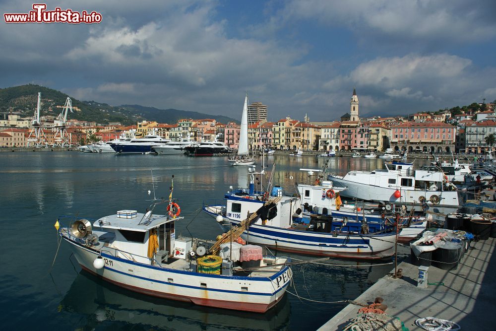 Immagine Barche e yachts ormeggiati al porto di Oneglia, Imperia. Sullo sfondo, le pittoresche case di questo borgo marinaro.