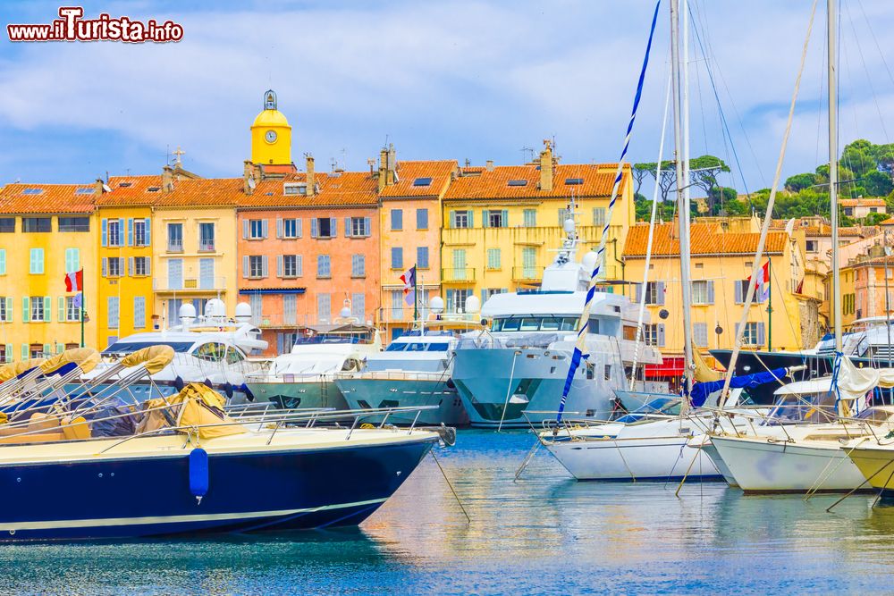 Immagine Barche e yachts ormeggiati al porto di Saint-Tropez (Francia).
