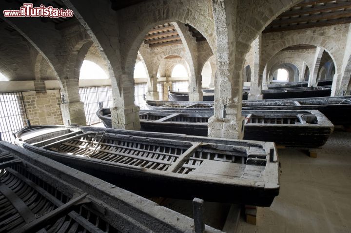 Immagine Barche all'interno di un'antica costruzione a Favignana, Sicilia. Per secoli, pesca, tufo e agricoltura sono state le più importanti fonti di guadagno per la popolazione - © luigi nifosi / Shutterstock.com