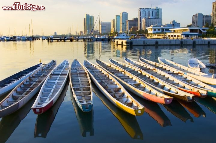 Immagine Barche tradizionali filippine nelle acque calme del porto di Manila - © Antonio V. Oquias / Shutterstock.com