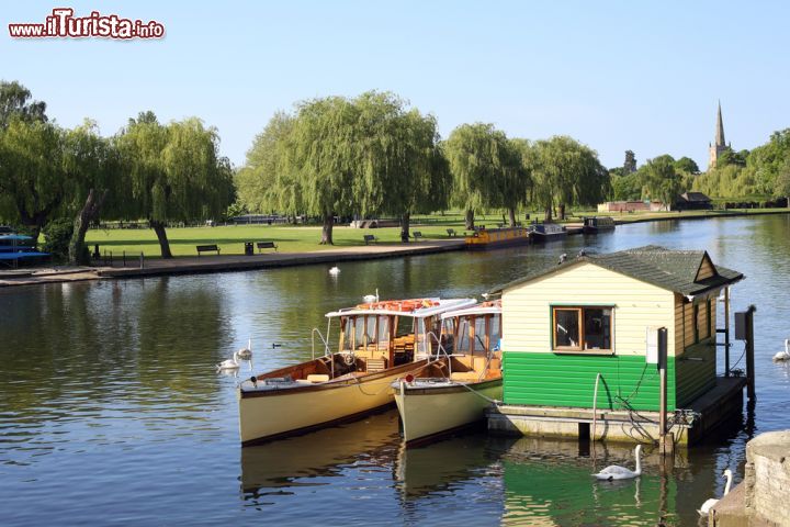 Immagine Barche sul fiume Avon a Stratford, Inghilterra - A bordo delle barche ormeggiate lungo l'Avon river si può andare alla scoperta dei suggestivi scorci panoramici che circondano la città natale di Shakespeare © Peter Nadolski / Shutterstock.com