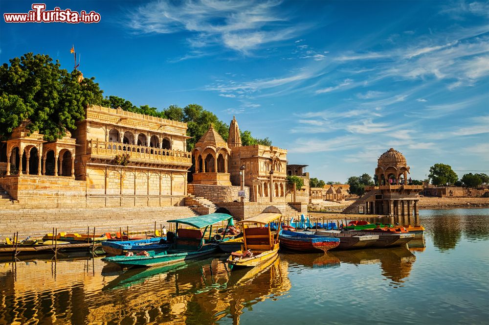 Immagine Barche in legno sulla sponda del lago Gadi Sagar a Jaisalmer, Rajasthan, India.