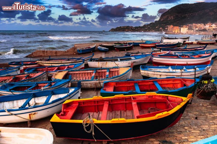 Immagine Barche in spiaggia sulla costa a nord di Bagheria in Silicila