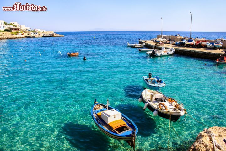 Immagine Barche all'isola di Levanzo, Sicilia. Le tradizionali imbarcazioni utilizzate dai pescatori locali: la pesca è una delle attività economiche più praticate in questo territorio della provincia di Trapani - © Apelavi / Shutterstock.com