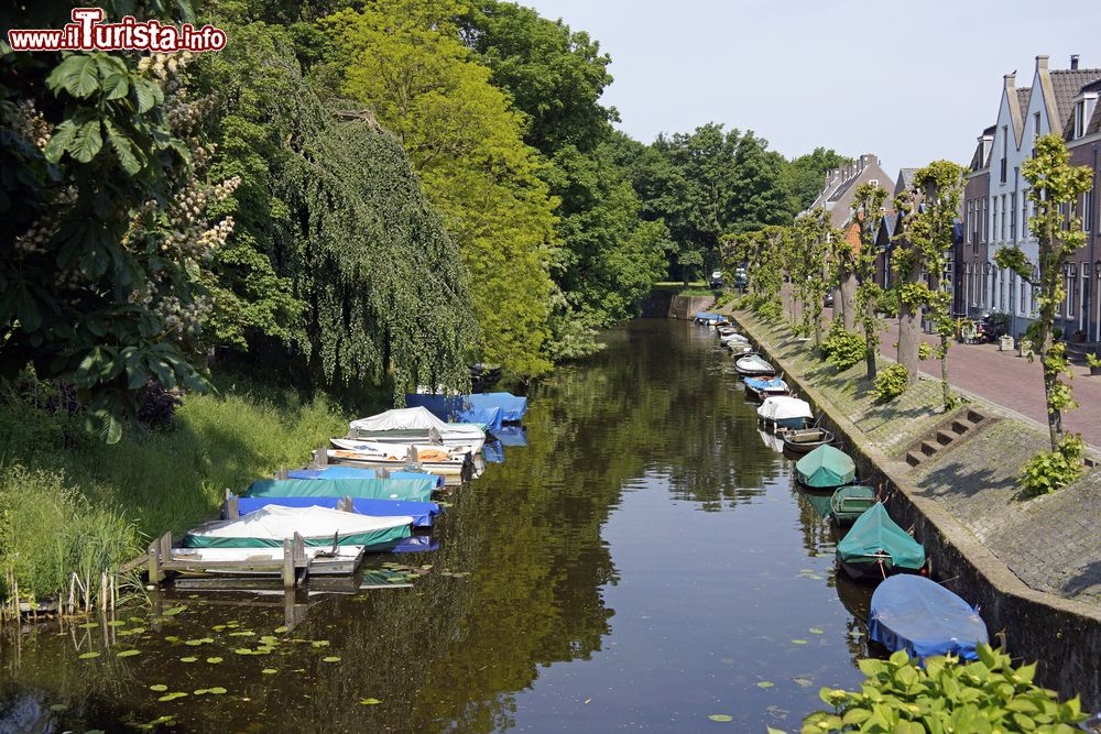 Immagine Barche nel canale lungo la fortezza della cittadina medievale di Naarden, 20 km da Amsterdam, Paesi Bassi.