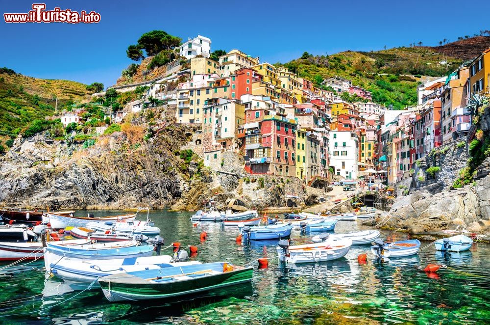 Immagine Le barche nel mare limpido di Riomaggiore, uno dei borghi delle Cinque Terre in Liguria