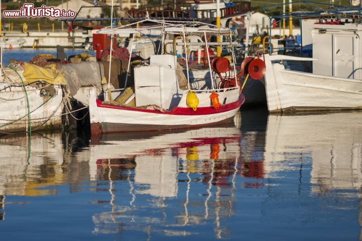 Immagine Barche al porto nell'isola di Lemnos, Grecia - Alcune barche ormeggiate al porto e utilizzate dai pescatori: ancora oggi la pesca rappresenta una delle più importanti fonti di guadagno per la popolazione locale © Gergana Encheva / Shutterstock.com