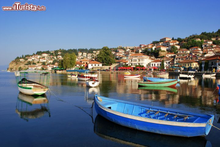 Immagine Barche nel porto di Ohrid sul Lago di Ocrida in Macedonia - © aLija / Shutterstock.com