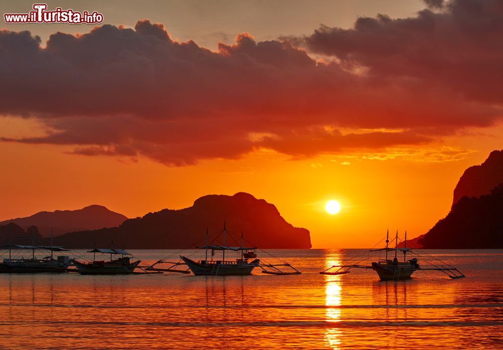 Immagine Barche nella baia di El Nido al tramonto, isola di Palawan, Filippine.