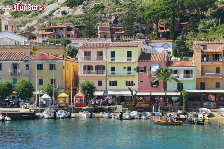 Immagine Barche nella baia di GIglio Porto una delle perle marinare della Toscana - © trotalo / Shutterstock.com