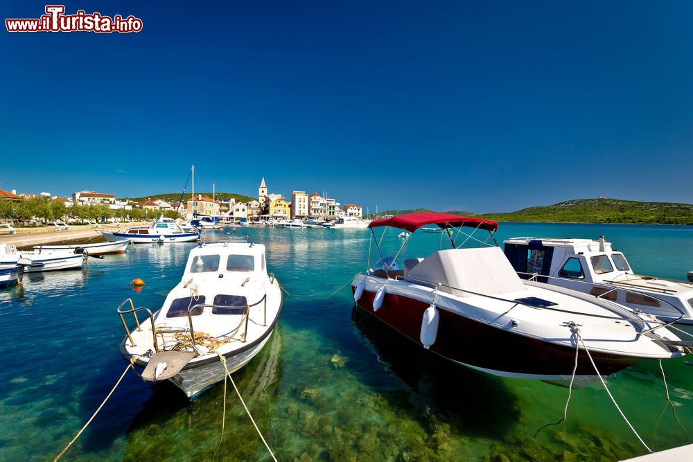 Immagine Barche ormeggiate al molo di Pirovac, Croazia, in una bella giornata estiva.