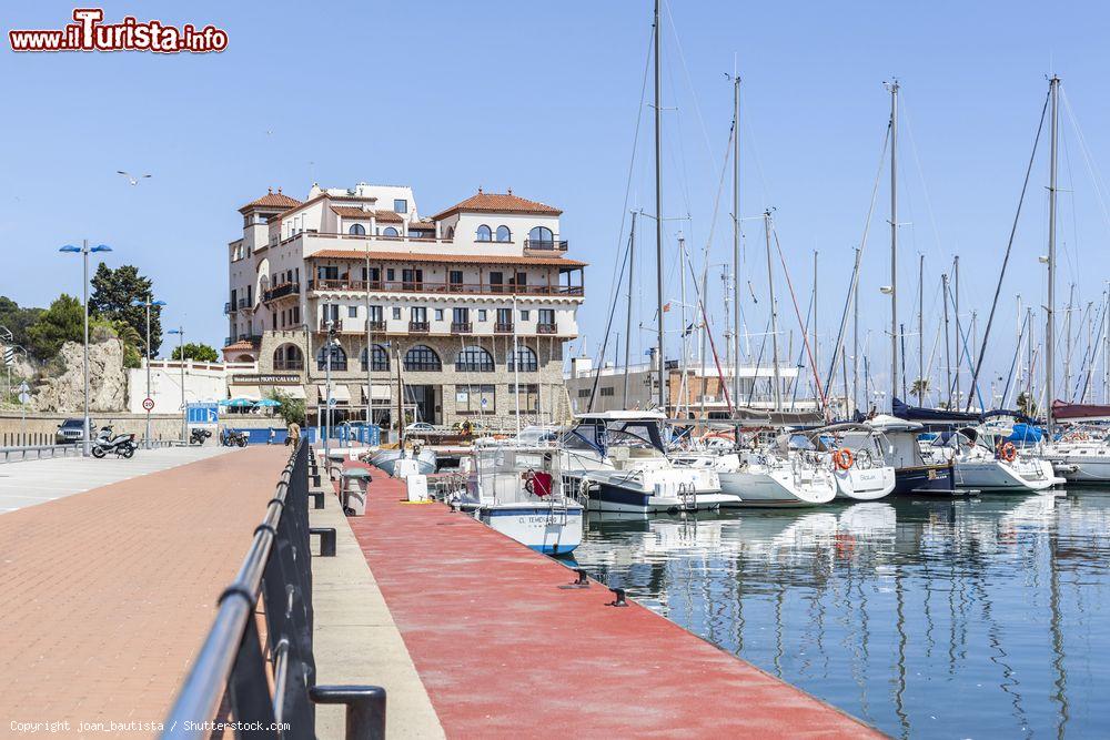 Immagine Barche ormeggiate al porto del villaggio catalano di Arenys de Mar, Catalogna, Spagna - © joan_bautista / Shutterstock.com
