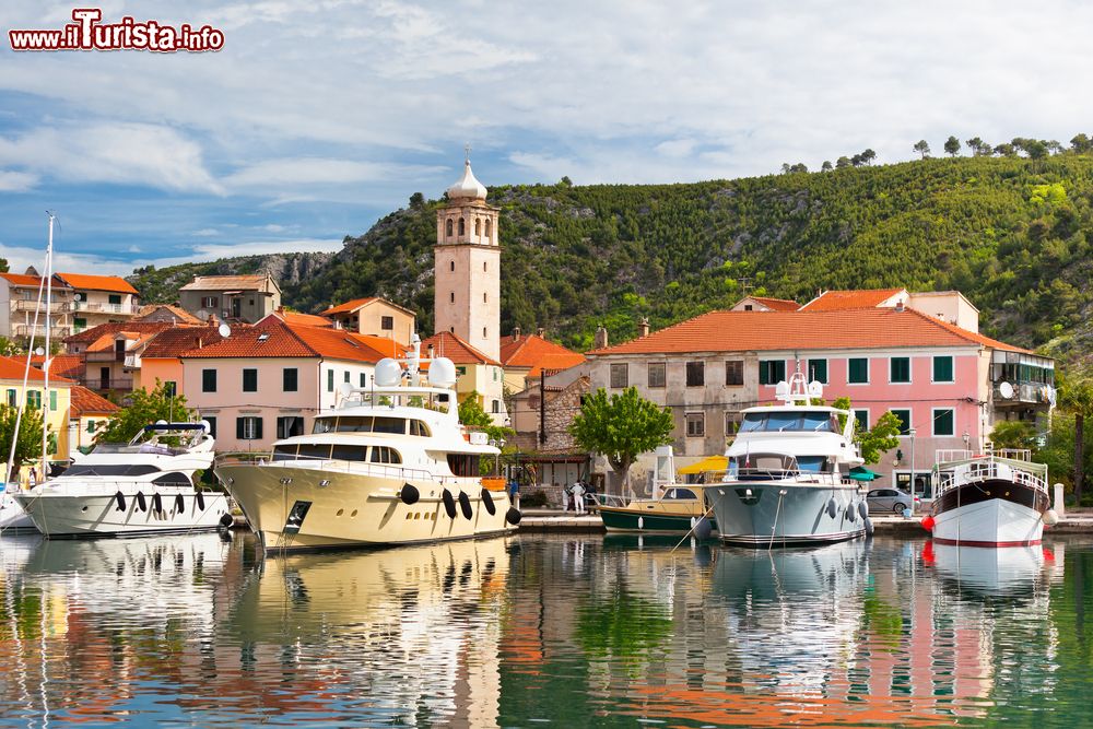 Immagine Barche ormeggiate al porto della città storica di Skradin, Croazia.