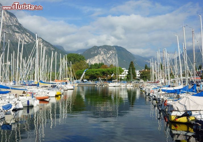 Immagine Barche ormeggiate al porto di Riva del Garda, Trentino Alto Adige - © 240046639 / Shutterstock.com