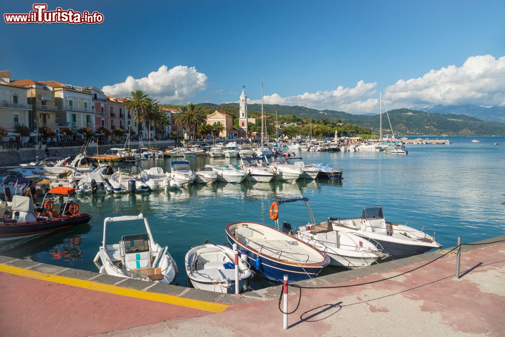 Immagine Barche ormeggiate al porto di Scario, provincia di Salerno. Sullo sfondo, la chiesetta dell'Immacolata.