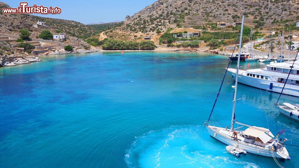 Immagine Barche ormeggiate al porto di Schinoussa, Piccole Cicladi (Grecia).