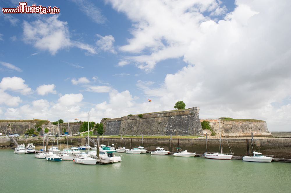 Immagine Barche ormeggiate al porto sull'isola d'Oleron, Francia. Questo territorio francese si trova nella regione del Poitou-Charentes.
