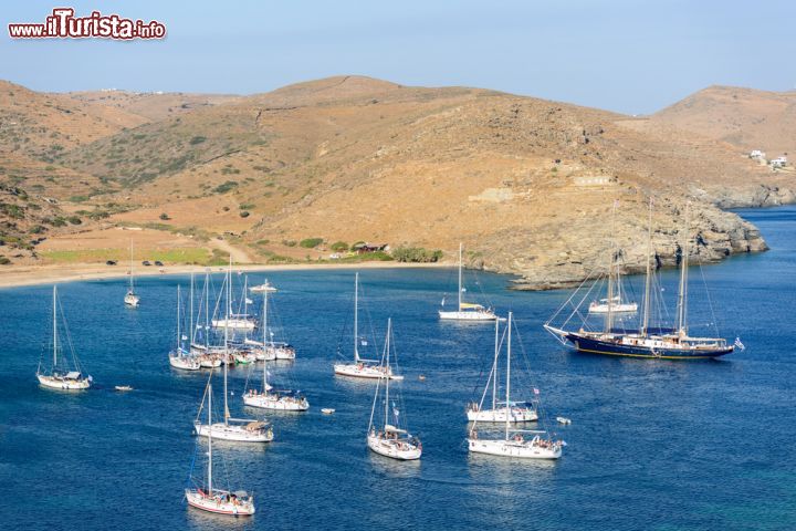 Immagine Barche ormeggiate davanti alla spiaggia di Fykiada a Kythnos, Grecia. A fare da cornice a questo angolo di Egeo dove ormeggiano imbarcazioni e barche da diporto è la spiaggia di Fykiada nei pressi della più celebre Kolona - © Michael Paschos / Shutterstock.com