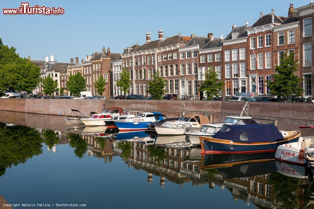 Immagine Barche ormeggiate lungo un canale di Middelburg, Olanda. Una bella immagine della cittadina da uno dei tanti ponti - © Natalia Paklina / Shutterstock.com