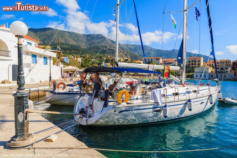 Immagine Barche ormeggiate nel porto del villaggio di Assos, Amorgos, Grecia. Questo borgo di pescatori è una delle principali destinazioni dell'isola di Kefalonia - © Pawel Kazmierczak / Shutterstock.com