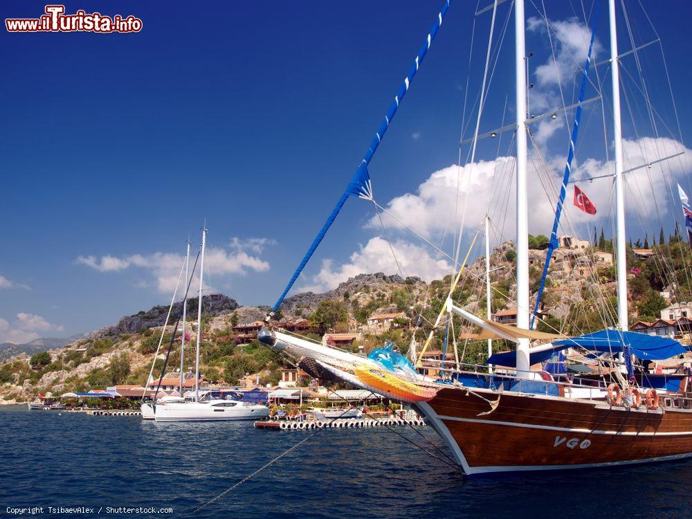 Immagine Barche ormeggiate nel villaggio di Simena (noto anche come Kalekoy) sull'isola turca di Kekova - © TsibaevAlex / Shutterstock.com