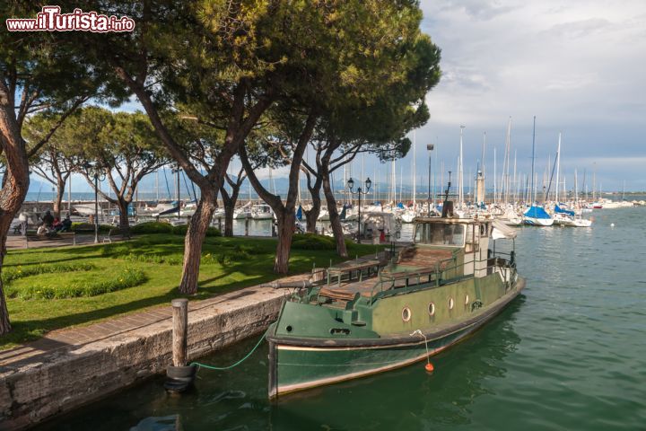 Immagine Barche ormeggiate sul Lago di Garda a Torri del Benaco, provincia di Verona (Veneto) - © 261209039 / Shutterstock.com