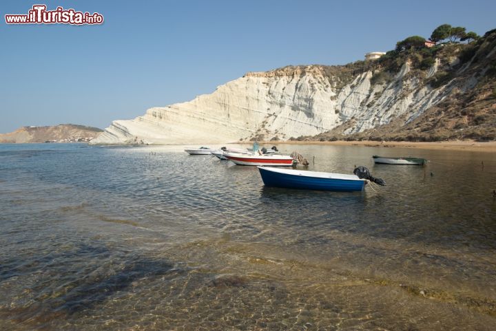 Immagine Barche ormeggiate vicino a Scala dei Turchi a Realmonte - © ollirg / Shutterstock.com