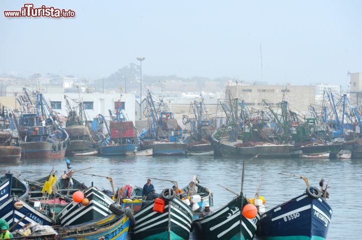 Immagine Barche di pescatori  in una mattinata densa di foschia atlantica, nel porto di Agadir in Marocco - © The Visual Explorer / Shutterstock.com