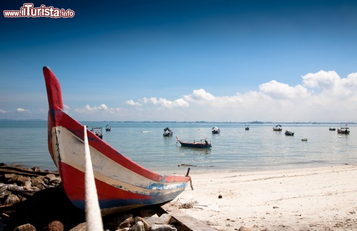 Immagine Barche di pescatori su di una spiaggia dell'isola di Penang, in Malesia - © magicinfoto / Shutterstock.com