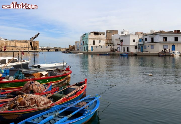 Immagine Barche colorate di pescatori  nel porto di Bizerte (Biserta) lungo la costa settentrionale della Tunisia - © posztos / Shutterstock.com