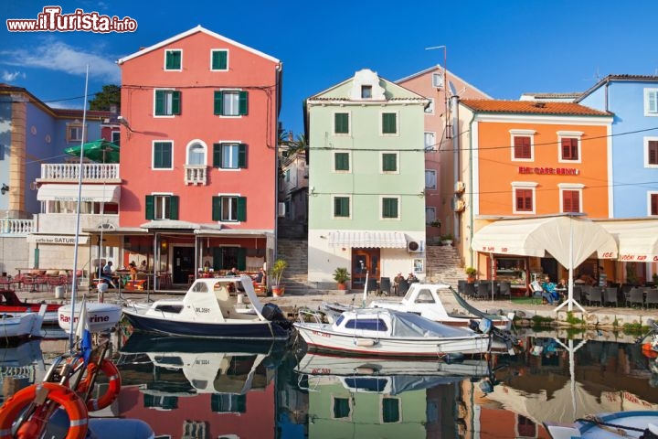 Immagine Le barche al porto di Mali Losinj, Corazia - Da vedere e scoprire in questa bella città dalmata, oltre alle mille tonalità turchesi dell'acqua che circonda l'isola, ci sono l'antico centro storico caratterizzato da vicoli stretti e tortuosi e le tradizioni marittime documentate nel museo Kula che celebra la storia marittima di Lussino, nome italiano di questa località © paul prescott / Shutterstock.com