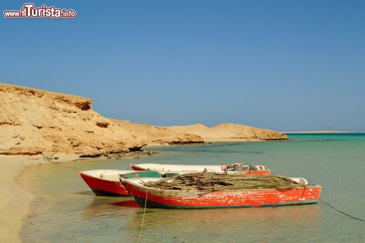 Immagine Barche sulla spiaggia vicino a Hurghada, nel Mar Rosso dell'Egitto - © H1nksy / Shutterstock.com